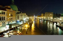 威尼斯夜色：在城市的夜晚中探索浪漫与危险